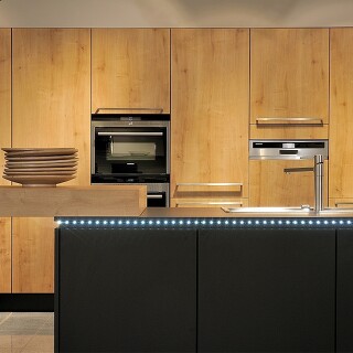 Frei stehende Kücheninsel mit aufliegender Massivholztheke Frei stehende Kücheninsel mit aufliegender Massivholztheke