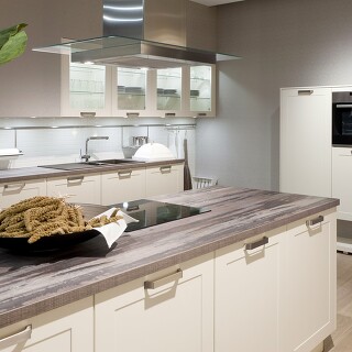 Helle Fronten und Naturholzelemente prägen das Nordic Kitchen Design. Helle Fronten und Naturholzelemente prägen das Nordic Kitchen Design.